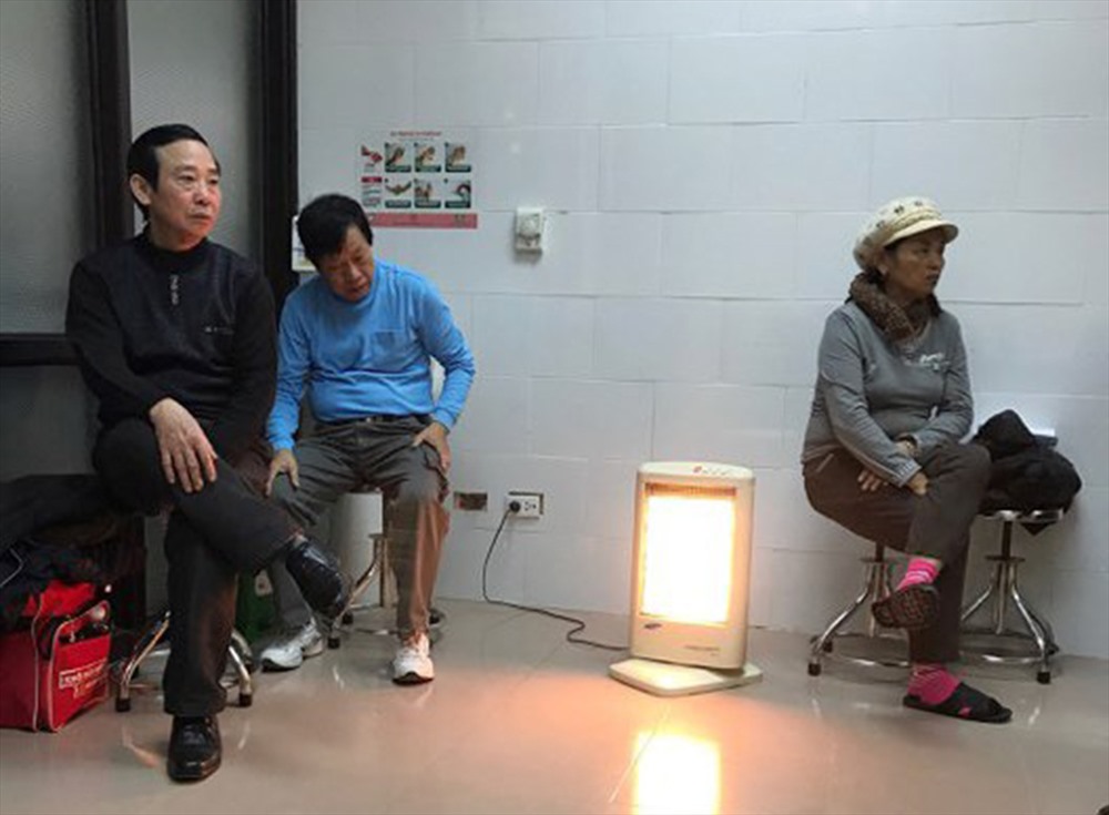 Tại Bệnh viện Bạch Mai, người bệnh đến khám được tăng cường đèn sưởi. Ảnh: PV