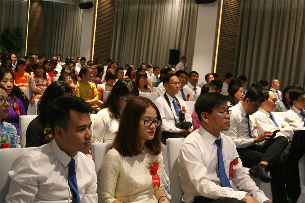 Hơn 200 đại biểu chính thức đại diện cho gần 4.500 đoàn viên của 21 CĐCS toàn công ty tham dự đại hội Công đoàn lần thứ IV. Ảnh: P.L