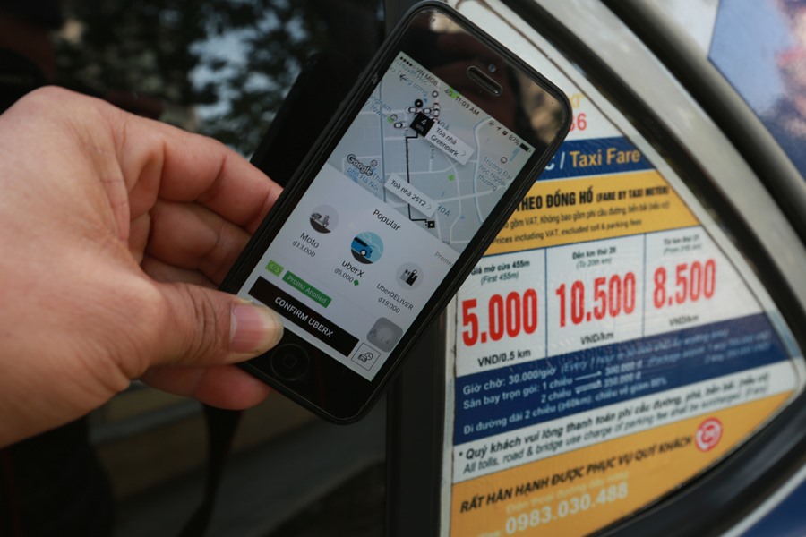 Việc cấm xe hợp đồng dưới 9 chỗ tại nội thành Hà Nội chưa thực sự hợp lý bởi với xe Grab, Uber khi nhận khách xong thì mới biết lộ trình di chuyển. Ảnh: HẢI NGUYỄN