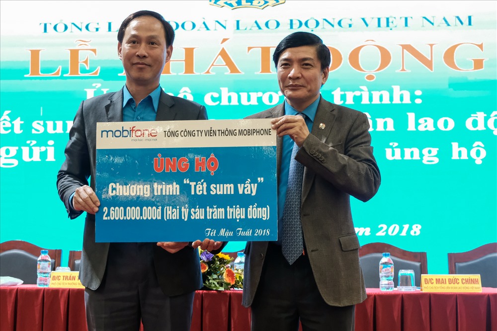 Chủ tịch Tổng LĐLĐVN Bùi Văn Cường nhận hỗ trợ từ doanh nghiệp ủng hộ “Tết Sum vầy“.