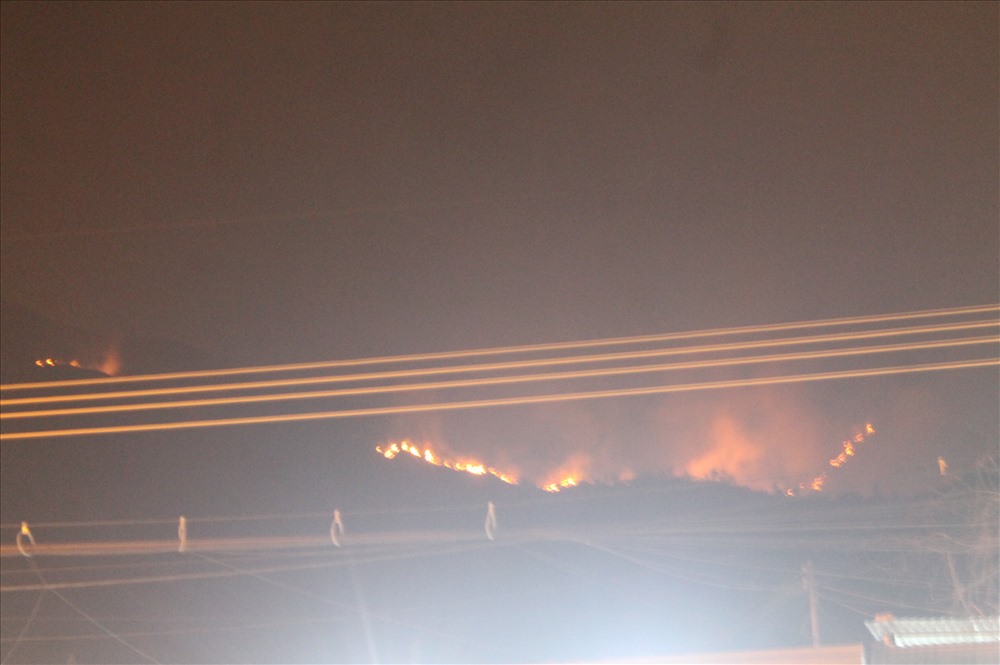 Núi Cô Tiên cháy ngùn ngụt hàng giờ trong đêm 12.1