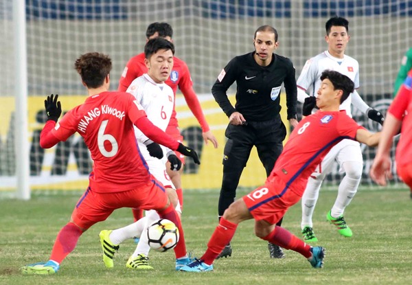 Xuân Trường (số 6 áo trắng) chưa thi đấu tốt trong trận gặp U23 Hàn Quốc. Ảnh: VFF.