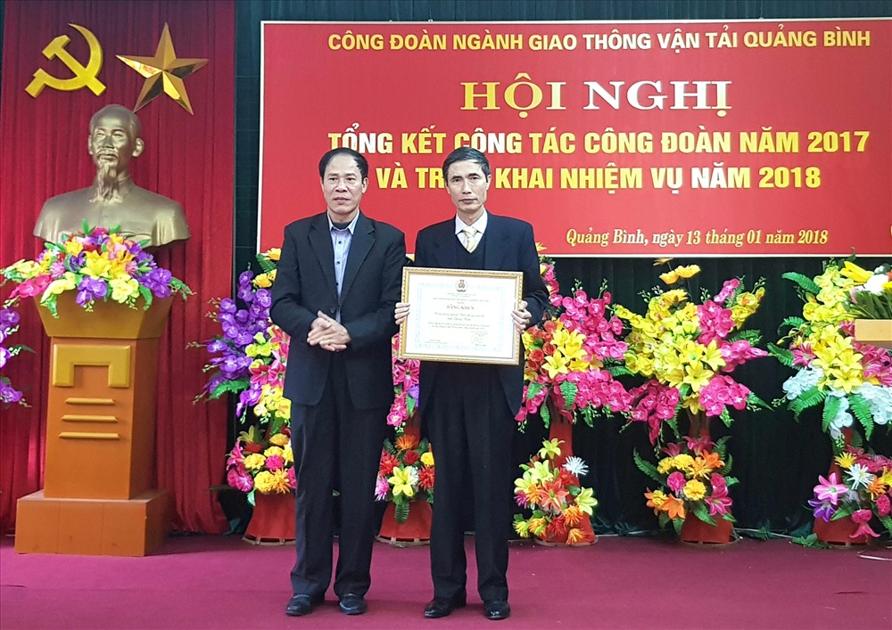 Phó Chủ tịch thường trực LĐLĐ Quảng Bình Nguyễn Xuân Thạch trao bằng khen của Tổng LĐLĐ VN cho CĐ Ngành GTVT Quảng Bình. Ảnh: Lê Phi Long