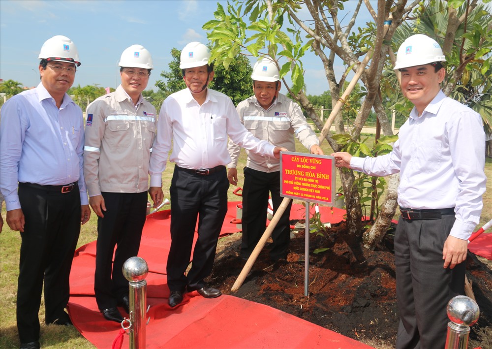 Phó thủ tướng trồng cây lưu niệm tại Nhà máy Đạm Cà Mau