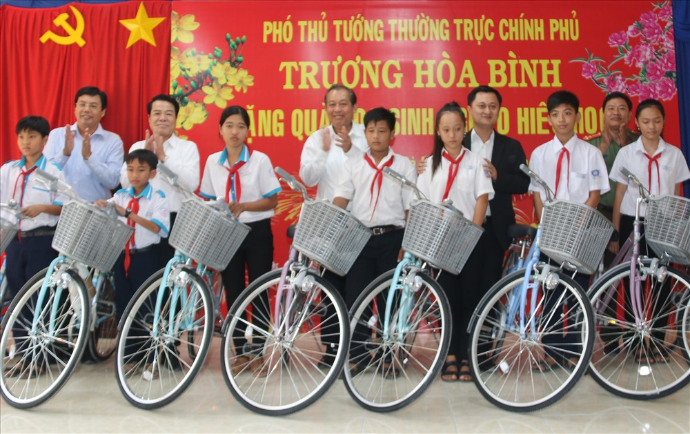 Phó thủ tướng trao xe đạp cho học sinh nghèo hiếu học Cà Mau
