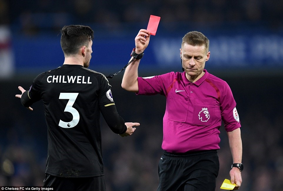 Trọng tài rút thẻ đỏ dành cho Ben Chilwell bên phía Leicester. Ảnh: Getty Images.