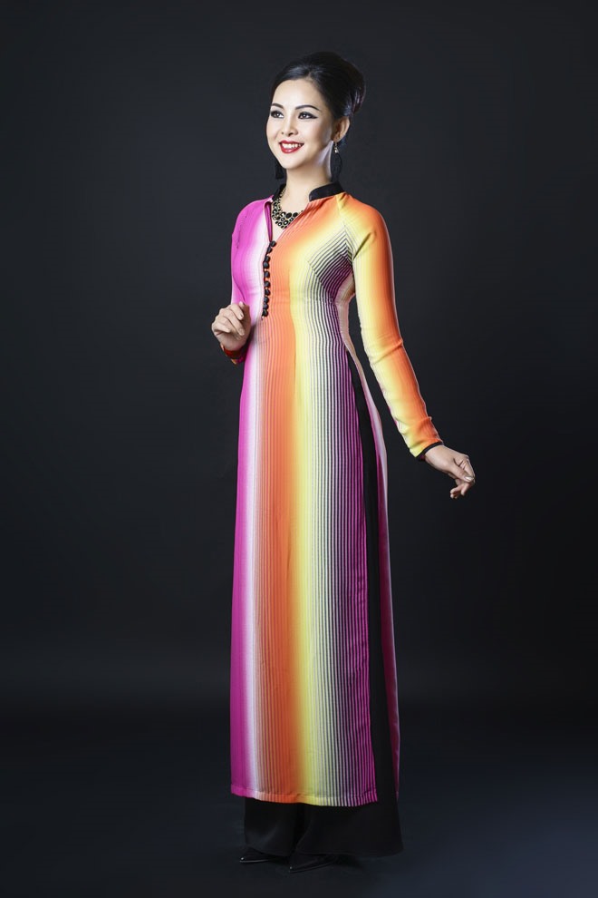 Chị chọn cho trang phục áo dài của NTK Thiên Trang với những tà áo dài duyên dáng và tinh tế. Những chiếc áo dài với những họa tiết đặc biệt và chuyển động cuốn hút khác nhau như đang vẽ nên hình ảnh duyên dáng của người phụ nữ. 