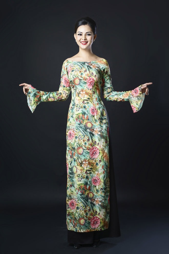 Với thông điệp phụ nữ Việt Nam thời điểm nào cũng đẹp trong tà áo dài, Vân Anh mang đến hơi thở truyền thống hòa cùng nét đẹp đương đại. 