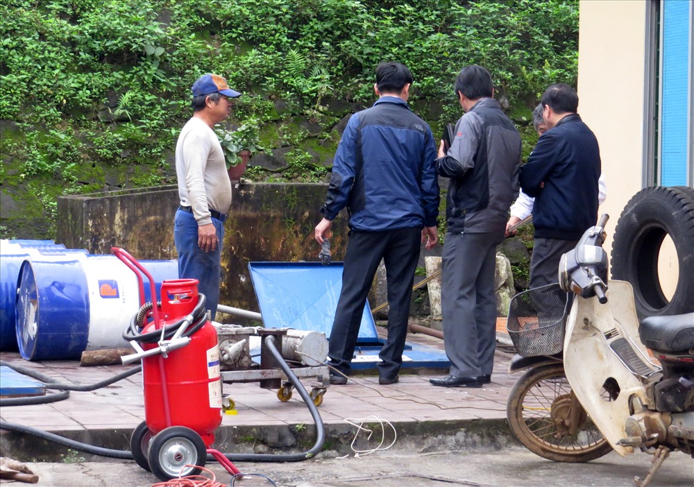 Cơ quan chức năng và Cty Xăng dầu Quảng Trị lấy mẫu xăng tại bồn chưa để kiểm tra. Ảnh: Hưng Thơ.