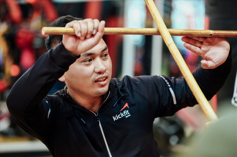 Trong chiến đấu, võ sỹ dùng 2 tay cầm gậy (bolos), gậy dài 76 cm cầm ở tay phải còn tay trái cầm gậy 28 cm phối kết hợp cùng các kỹ thuật cơ bản như Taga (đòn đánh), Sangga (đỡ gạt), Agan (tước vũ khí), Buno (ném, quăng đối thủ).
