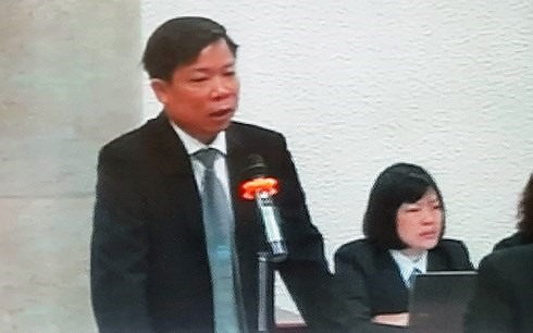 Luật sư Lê Văn Thiệp bào chữa cho thân chủ của mình. Ảnh chụp qua màn hình tivi.