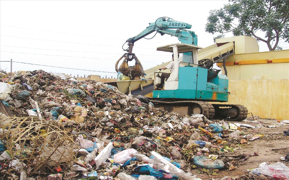 Ở VN, phương pháp xử lý rác thải vẫn chủ yếu là chôn lấp. Ảnh: H.H