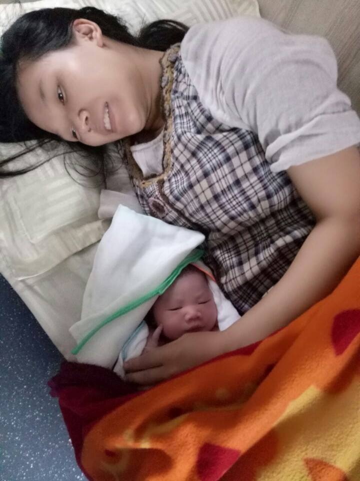 Chị Trương Thị Oanh vui sướng đón cô con gái vừa chào đời trên tàu.  Ảnh: N.Đ.T