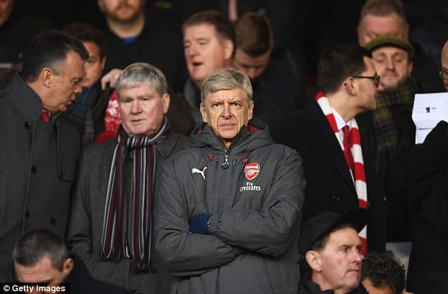 Arsenal đều không thắng trong 3 trận HLV Wenger (giữa) bị cấm chỉ đạo. Ảnh: Getty Images.