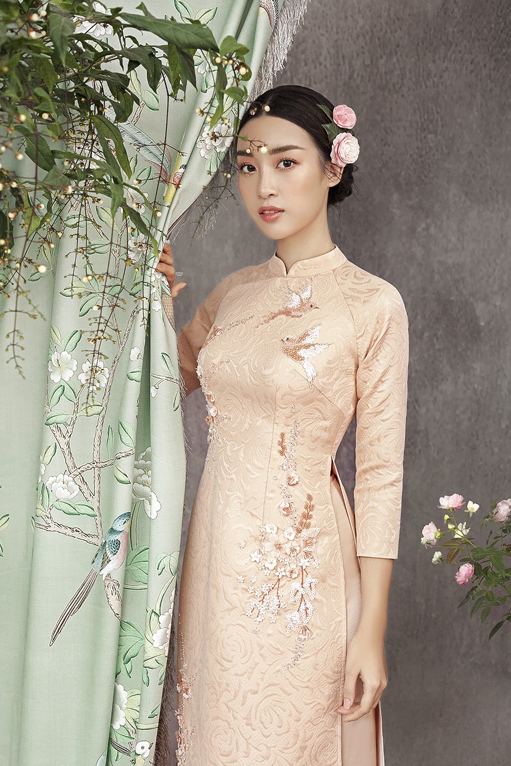 Không chỉ thể hiện tinh thần dân tộc, chiếc áo dài còn góp phần tôn lên vẻ đẹp dịu dàng, thanh lịch của người phụ nữ Việt. 