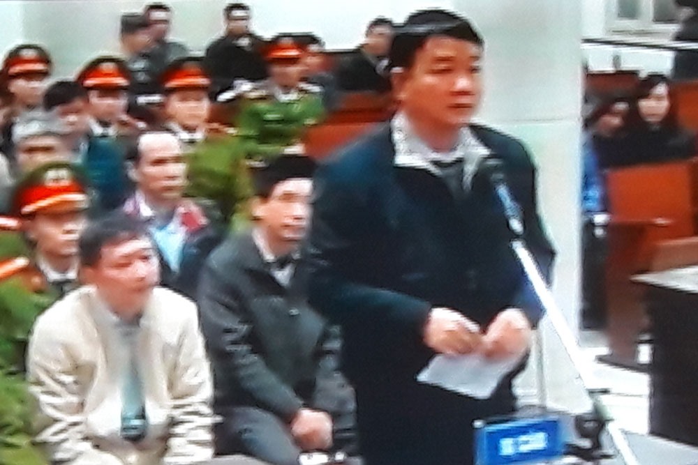 Ông Đinh La Thăng trước tòa, sáng nay (17.1). Ảnh: Cao Nguyên.