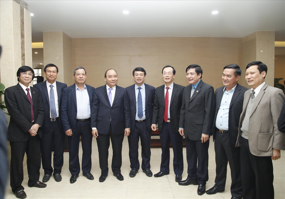 Thủ tướng Nguyễn Xuân Phúc, Chủ tịch Tổng  Liên đoàn Lao động Việt Nam Bùi Văn Cường chụp ảnh với các đại biểu tham dự hội nghị. Ảnh: TC