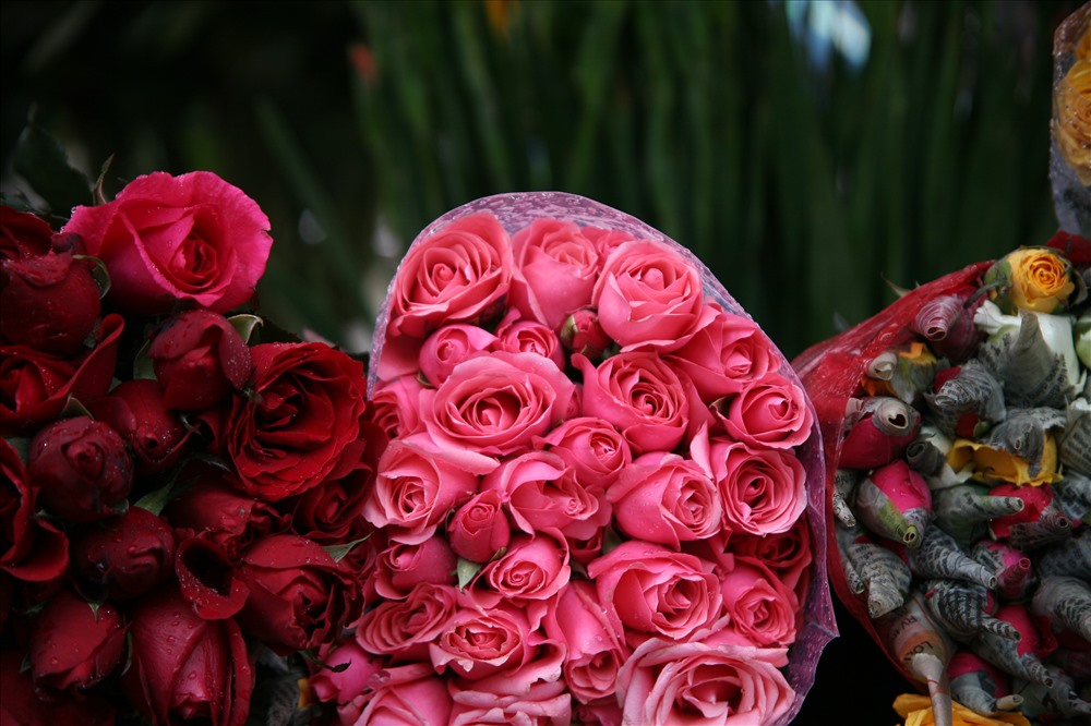 Các loại  hoa cúc giá 6.000 đồng/bông, hồng loại bé giá 3.000 đồng, ly từ 200.000 đồng trở lên, đào bán từ 100.0000 - 400.000 đồng/cành.