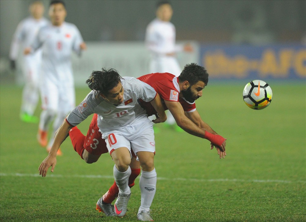 Lối chơi quả cảm và lăn xả sau 90 phút đã giúp các học trò của HLV Park Hang-seo làm nên những trang lịch sử mới cho bóng đá Việt Nam. Ảnh: M.T