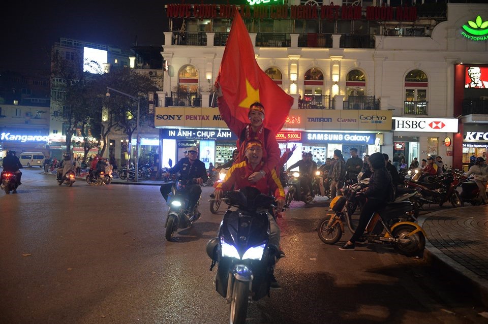 Các CĐV đã đổ ra đường ăn mừng thành tích của U23 Việt Nam đầy rực rỡ. Ảnh: A.H