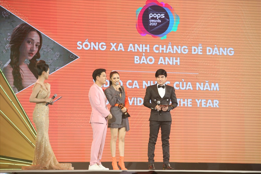 Trường Giang, Bảo Anh lên sân khấu nhận giải 