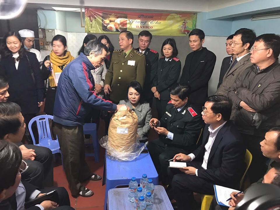 Bộ trưởng Bộ Y tế Nguyễn Thị Kim Tiến cùng đoàn kiểm tra cơ sở sản xuất mứt tại quận Bắc Từ Liêm ngày 18.1