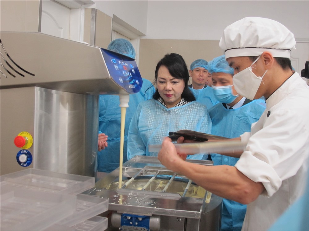 Đích thân Bộ trưởng Bộ Y tế Nguyễn Thị Kim Tiến đi kiểm tra an toàn thực phẩm dịp Tết Nguyên đán