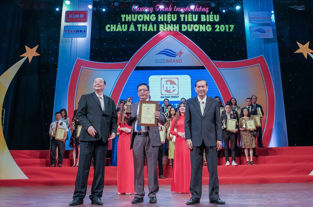 Ông Đào Tiến Dũng – Phó TGĐ Tập đoàn Hải Phát  vinh dự lên nhận giải thưởng.