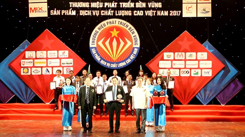 Ông Nguyễn Anh Dũng – Phó TGĐ Tập đoàn Hải Phát lên nhận giải thưởng