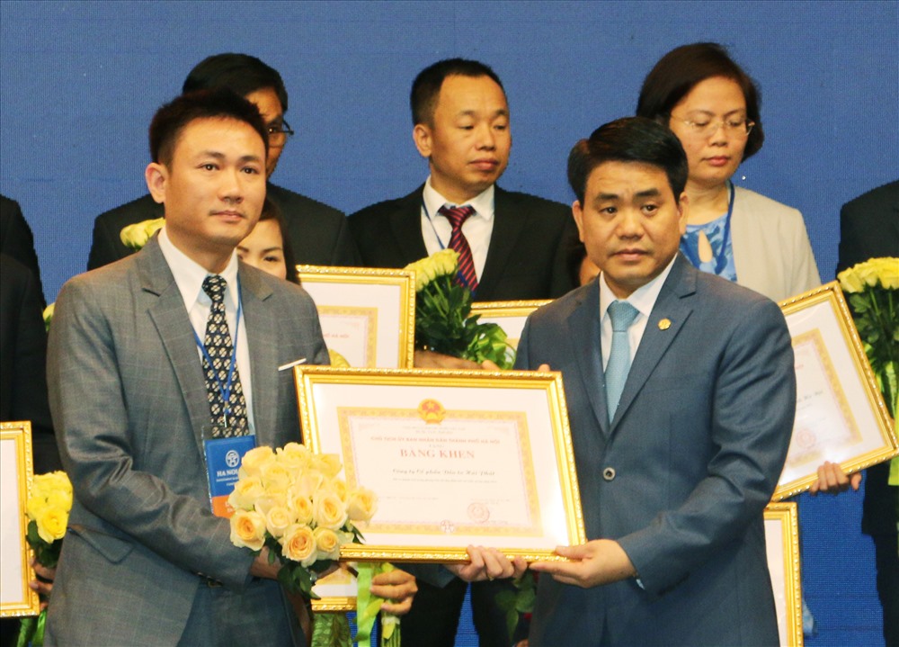 Chủ tịch UBND TP Hà Nội Nguyễn Đức Chung trao tặng giải thưởng cho Tập đoàn Hải Phát.