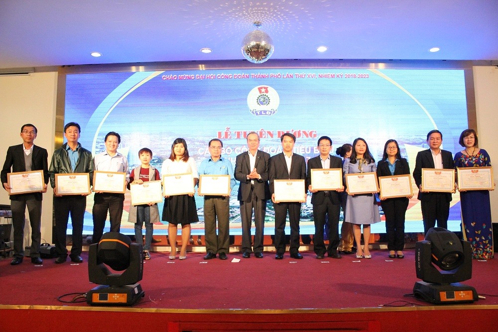 Lãnh đạo LĐLĐ TP Đà Nẵng khen thưởng các cá nhân, tập thể đã có thành tích xuất sắc trong động CĐ. 
