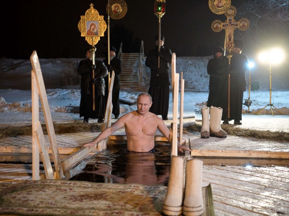 Tổng thống Vladimir Putin cởi trần tắm nước lạnh. Ảnh: Tass