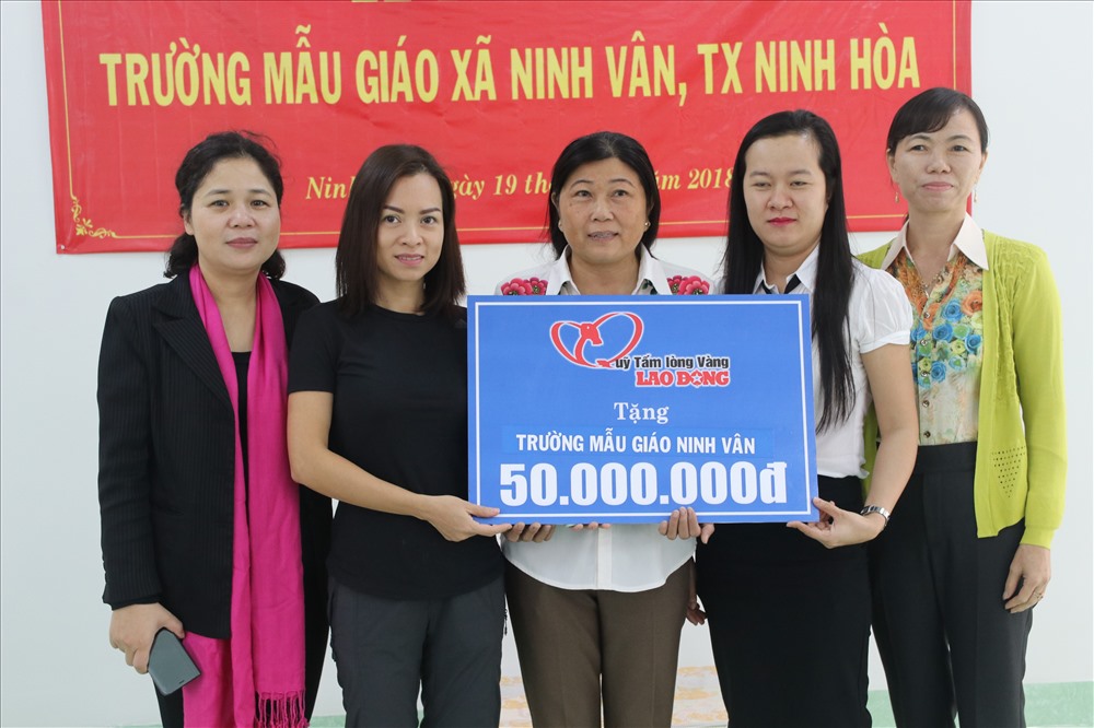 Đại diện Công ty Vịnh Nha Trang bà Hà Thị Phương Thảo hỗ trợ toàn bộ trang thiết bị học tập cho các cháu ở phòng học mới. Ảnh: P.L