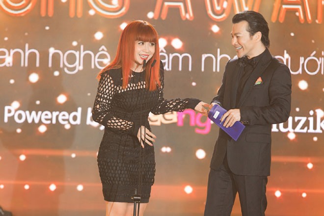  nhạc sỹ Lưu Thiên Hương, cô xuất hiện trao giải cùng với nam diễn viên Trần Bảo Sơn. Nữ nhạc sỹ gây ấn tượng với mái tóc đỏ cá tính và trang phục đen đơn giản nhưng vẫn rất quyền lực. 