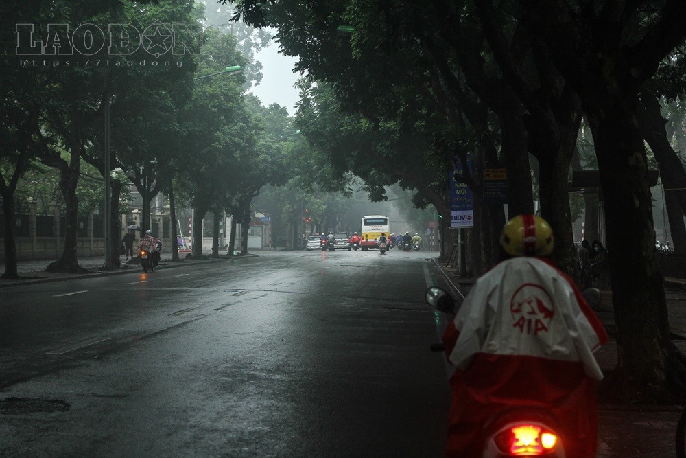 Đến khoảng 17h, Hà Nội vẫn đang chìm trong sương mù dày đặc, kèm theo mưa nhỏ. Nóc của các tòa nhà cao tầng gần như bị “nuốt chửng“. Dự báo tình trang sương mù sẽ vẫn còn kéo dài đến hết ngày hôm nay.