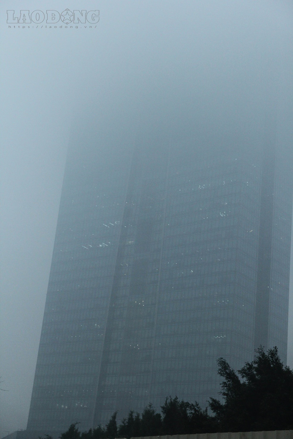 Tòa nhà Lotte dường như bị “nuốt chửng” bởi lớp sương bao phủ.