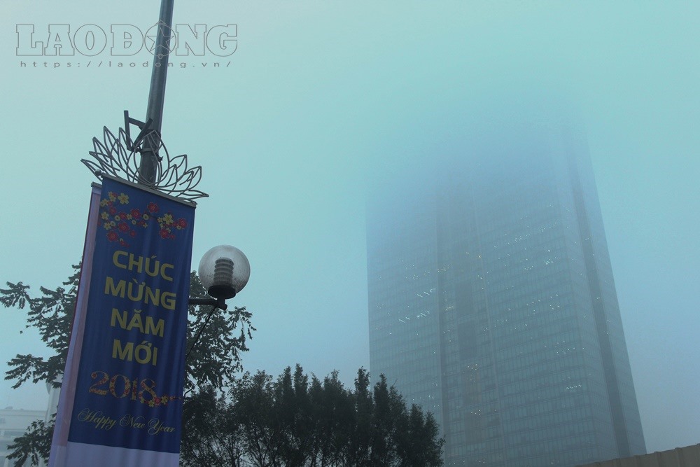Những tòa nhà cao tầng ẩn mình trong lớp sương mù dày đặc.