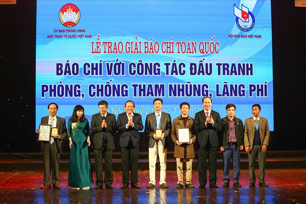 Chủ tịch nước Trần Đại Quang, Phó Thủ tướng Thường trực Chính phủ Trương Hòa Bình trao Giải A cho nhóm tác giả Báo Nhân Dân và tác giả Nguyễn Hòa Văn - Tạp chí Người làm báo. Ảnh: Sơn Tùng