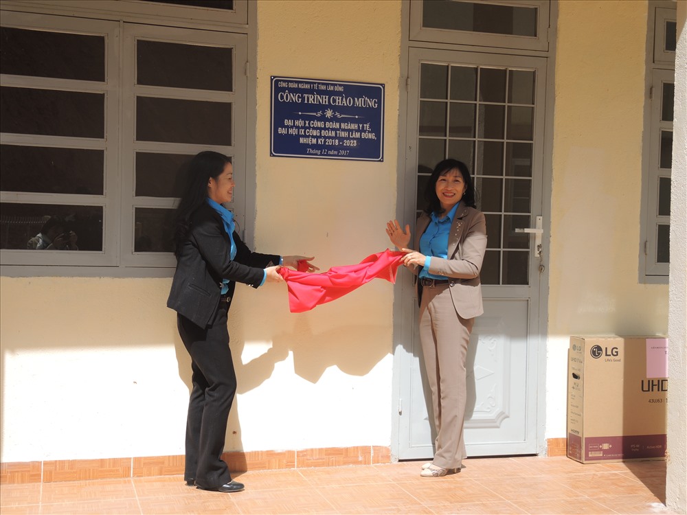 Liên đoàn Lao động tỉnh Lâm Đồng trao biển công nhận cho công trình nhà công vụ trạm Y tế dã Đưng KNớ (ảnh K.Q)