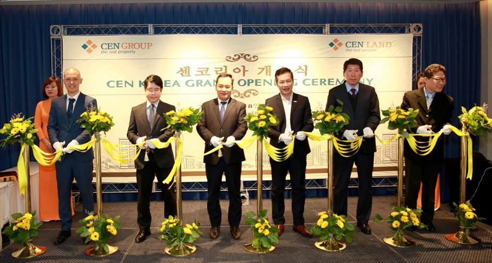 Các quan khách cùng ban lãnh đạo CENLAND thực hiện nghi thức khai trương văn phòng đại diện CEN Korea
