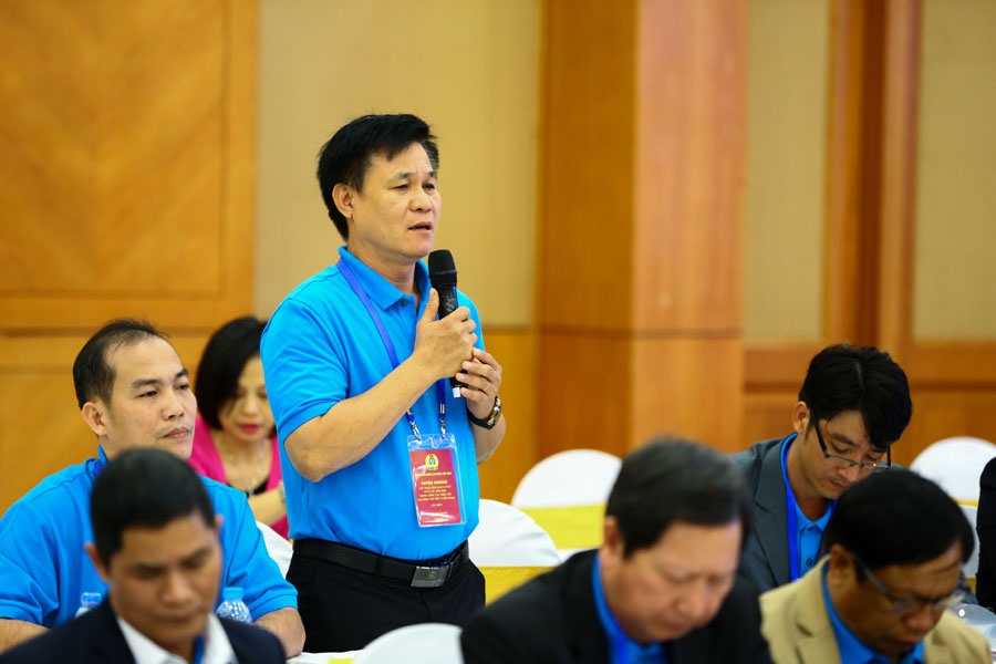 Đồng chí Đặng Tuấn Tú - Chủ tịch CĐCS Công ty TNHH Changshin Việt Nam phát biểu tại buổi tọa đàm. Ảnh: Sơn Tùng 
