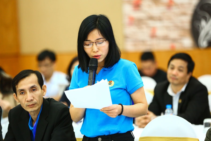 Đồng chí Nguyễn Thị Nghĩa - Chủ tịch Công đoàn Công ty TNHH LihitLab Việt Nam trình bày tham luận. Ảnh: Sơn Tùng