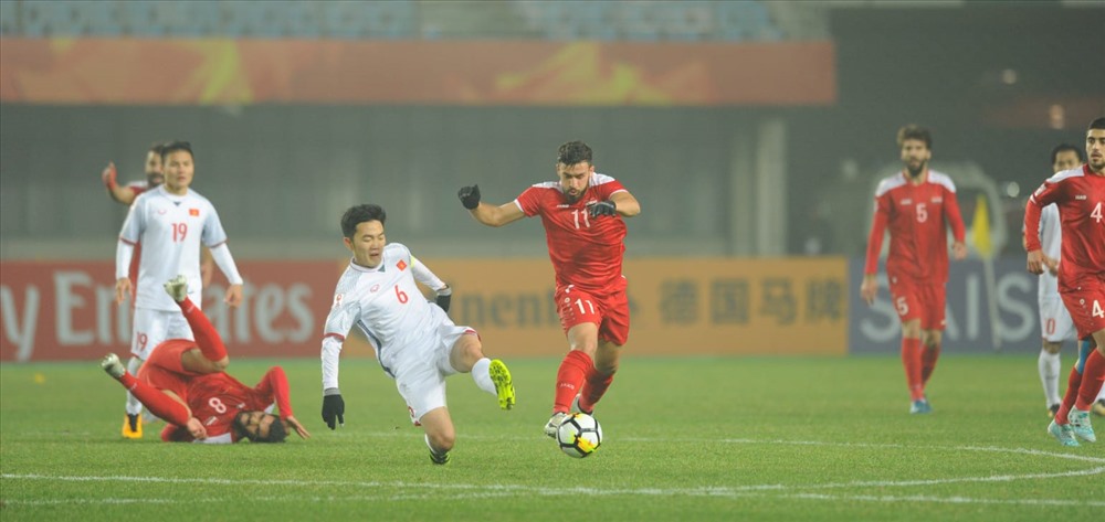 U23 Việt Nam (áo trắng) đã trải qua những trận đấu đầy quả cảm ở vòng bảng. Ảnh: AFC.