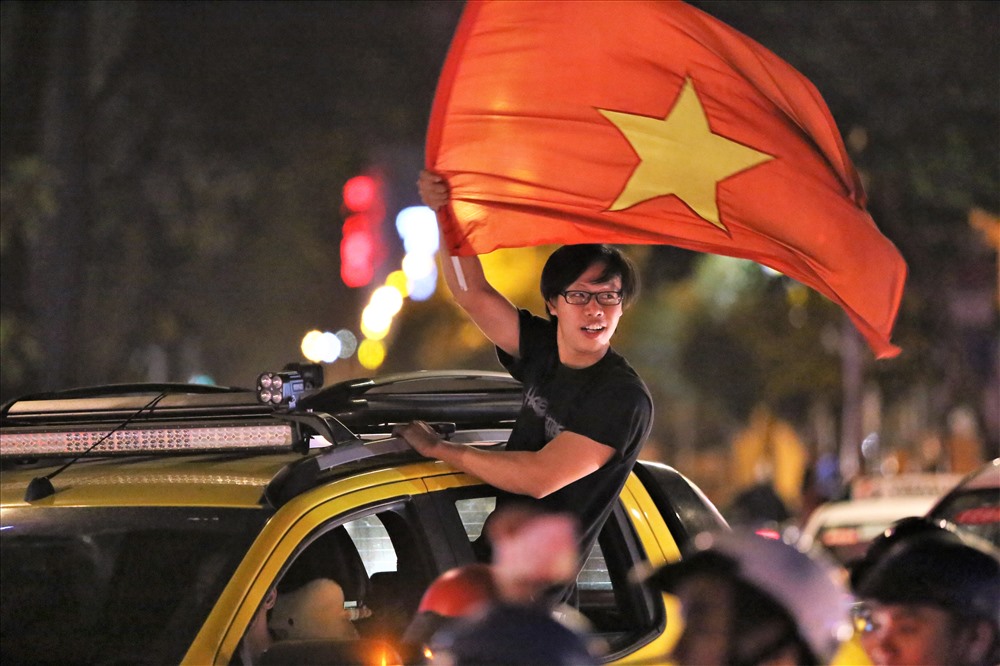 Hơn chục năm rôi, người dân TPHCM nói riêng, Việt Nam nói chung mới được hòa mình vào không khí chiến thắng. Ảnh: Trường Sơn