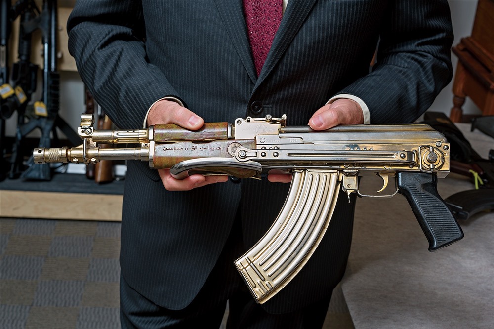 Bên cạnh các tài liệu, Trung tâm còn có một kho súng tham khảo, chứa đủ các loại súng hiếm thế giới đã chế tạo, gồm cả khẩu AK mạ vàng từng thuộc về ông Saddam Hussein.