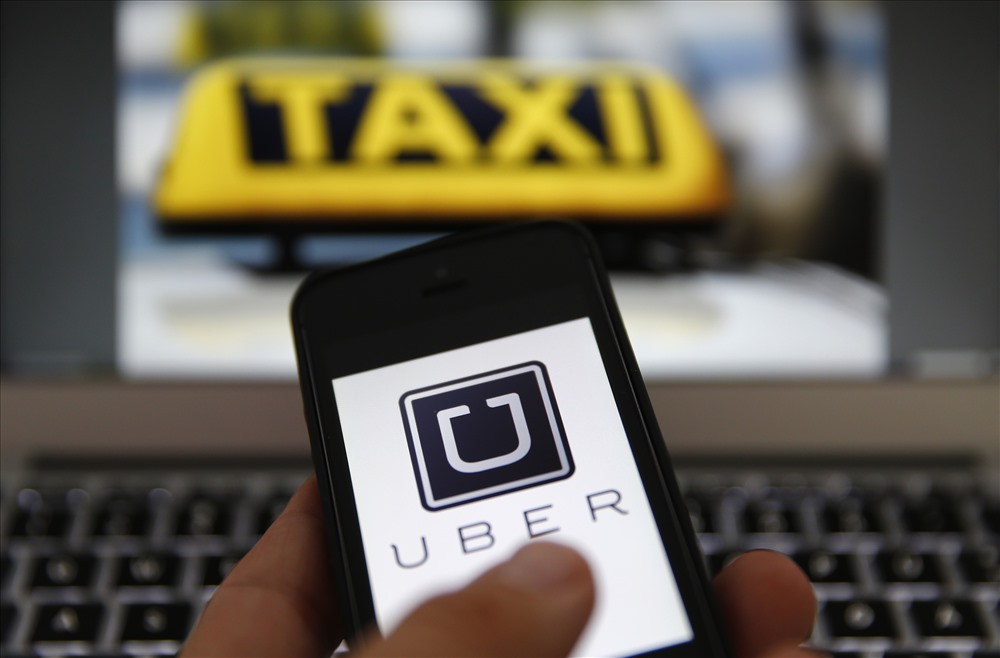 TP. Hà Nội siết chặt hoạt động của Uber, Grab bằng việc lập biển cấm xe hợp đồng dưới 9 chỗ, giống như taxi truyền thống. 