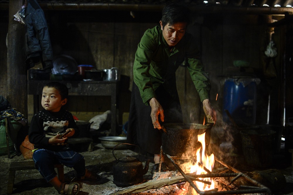 Ông Trồng (50 tuổi) vừa trông cháu nội vừa nấu cám lợn. Những ngày cuối năm giá rét nên ông phải đun cám thì lợn mới dễ ăn. Cao nguyên Mộc Châu mông mênh bát ngát nhưng bản Áng lại không thuận lợi như vậy, núi đá nhiều nên diện tích đất trồng bị thu hẹp.  Ông Trồng kể, du lịch phát triển nhưng số lượng người đi làm thuê khá đông nên thu nhập vẫn còn khó khăn. 