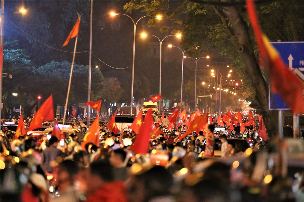 Đến gần bước sang ngày mới nhưng dòng người ăn mừng chiến thắng vẫn tiếp tục đổ về trung tâm Sài Gòn. Ảnh: Trường Sơn
