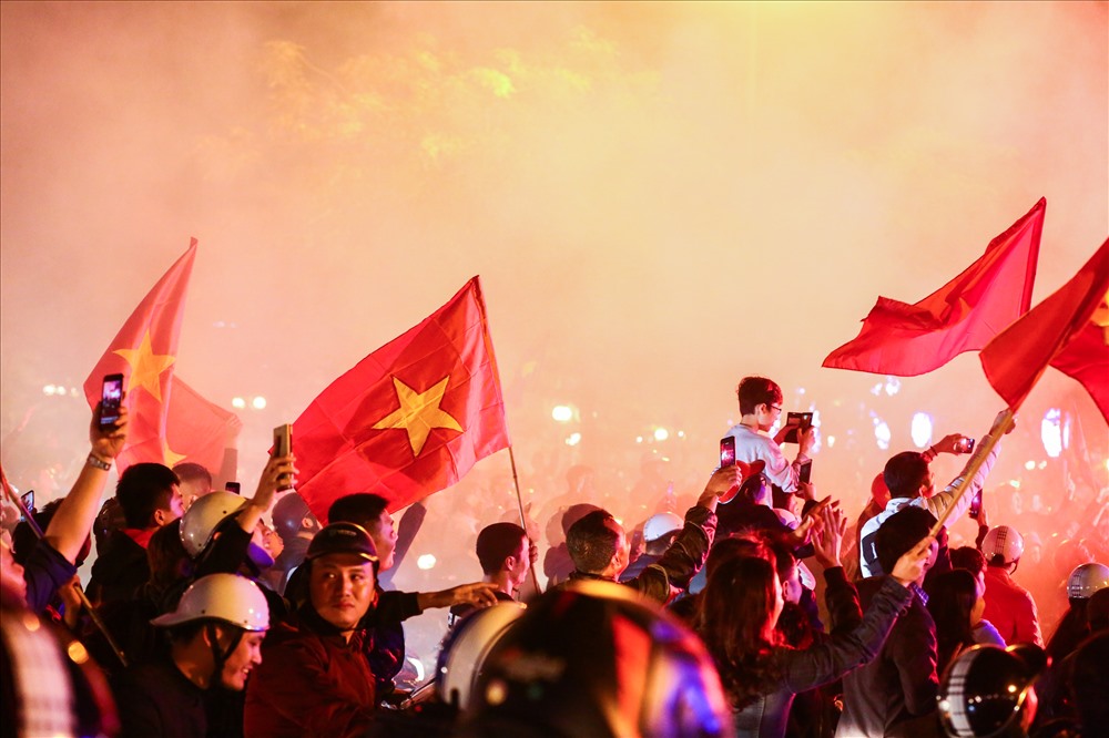 Khu vực Quảng trường Cách mạng Tháng Tám, Hà Nội lúc 21h30. Nhiều thanh niên bắt đầu mang cờ ra đường ăn mừng. 
