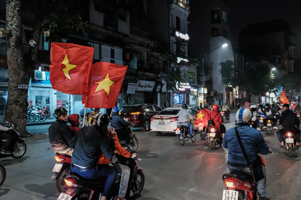 Khoảng 21h30, trên các tuyến phố chính xuất hiện những lá cờ đỏ sao vàng. Người dân thủ đô đổ về trung tâm để ăn mừng chiến thắng của các cầu thủ U23 Việt Nam.